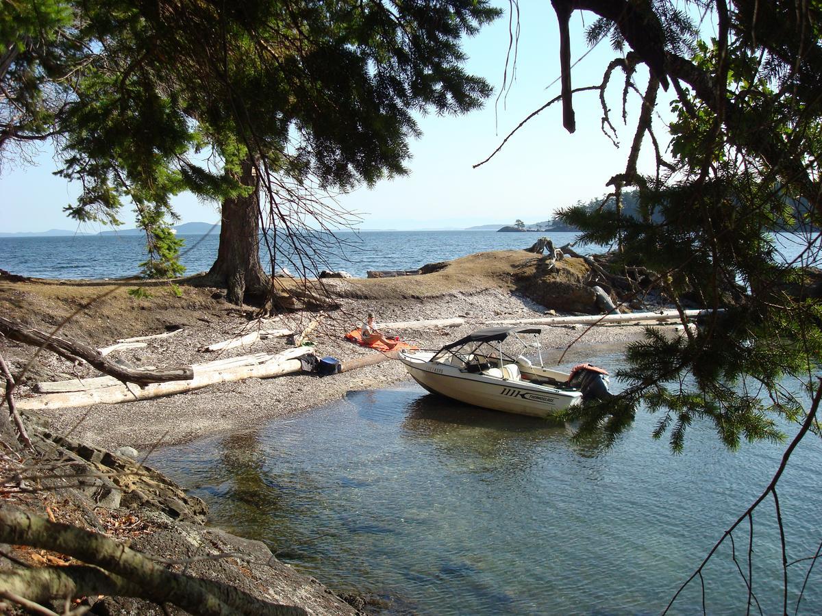 Sticks And Stones Cottage-Arbutus Grove Montague Harbour Eksteriør billede